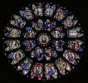 La rosace ouest avec des panneaux fragmentaires des quinzième et seizième siècles représentant principalement des saints