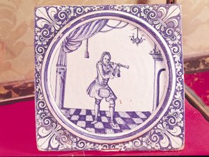 Carreau représentant un clarinettiste, 1706 (faïence)