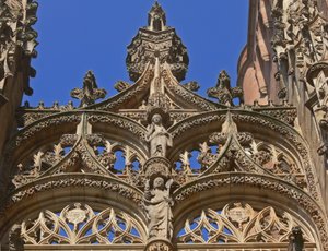 Tracery au-dessus de la porte sud
