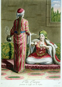 Jeune fille turque prenant du café sur le canapé, de la Collection de Gravures de Costumes du Levant, gravée par I. Haussard, 1707-08