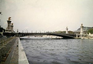 Vue du Pont Alexandre III, construit par les ingénieurs Louis-Jean Résal (1854-1920) et Amédée Alby (1862-1942) pour l