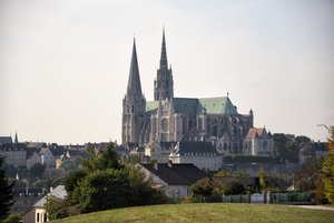 Vue de la cathédrale de Chartres avec la ville
