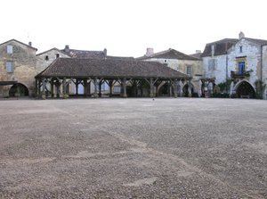 Vue du marché couvert dans le village