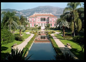 Vue de la façade et des jardins de la Villa Ile-de-France, construite en 1905-12 - French School