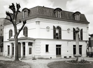 Vue de la façade de la Bibliothèque Marmottan depuis le jardin, construite entre 1880 et 1921 - French School