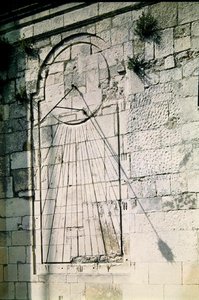 Vue du cadran solaire sur la façade de l