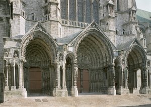 Vue des trois portails du transept nord
