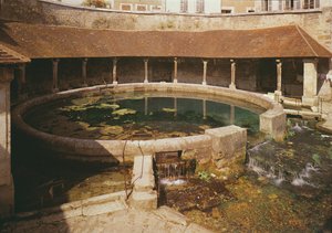 Vue du lavoir construit autour de la Fosse Dionne - French School