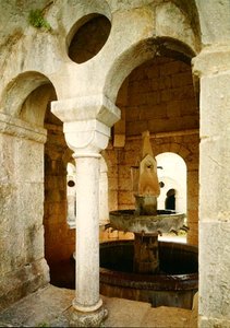 Vue de la fontaine utilisée par les moines dans le cloître