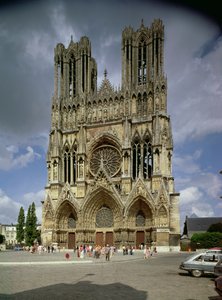 Vue de la façade ouest, commencée en 1231 et achevée en 1430 - French School