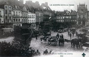 Guerre dans le Nord : Bus londoniens de la British Expeditionary Force sur la place principale de Béthune en 1915 - French School