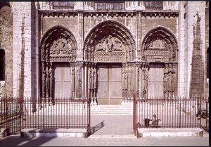 Façade ouest avec les trois portes du Portail Royal représentant l