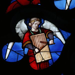 Vitrail représentant un ange musicien