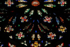 Fenêtre représentant un détail de la rosace ouest ; les armoiries incluent Montmorency-Laval, Bertrand Du Guesclin et Olivier de Clisson