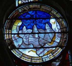 Vitrail représentant les monstres marins criant