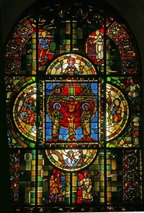 Fenêtre dans la sacristie représentant la Crucifixion au centre de la fenêtre typologique