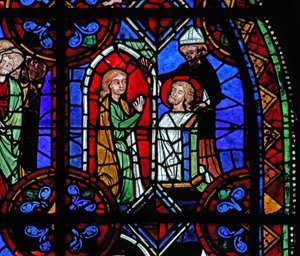 Fenêtre w06 représentant un pèlerin devant la relique de Saint Julien de Brioude