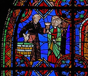 Fenêtre w06 représentant des pèlerins au tombeau de Saint Julien de Brioude où le vin est distribué