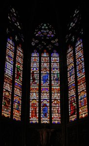 Fenêtre w0 représentant des lumières de remplage et des sommets de canopée dans la chapelle orientale