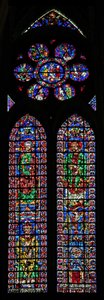 Fenêtre w102 représentant Saint Pierre et Saint André; la cathédrale de Soissons et un évêque; dans la rose des scènes de la vie de Saint Pierre - French School