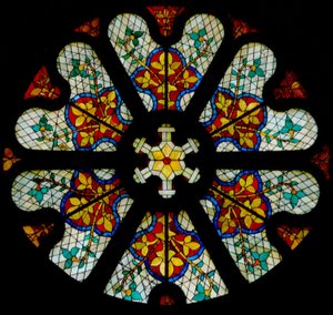 Fenêtre w107, une rosace nord avec verre moderne à motifs - French School