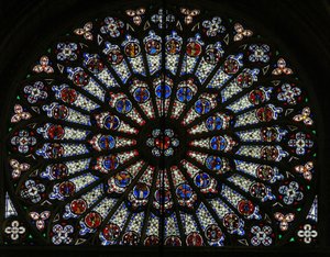 La rosace nord, représentant les Apôtres, Évangélistes, évêques, rois, martyrs, Saint Pierre et Saint Paul (rosace - intérieur)
