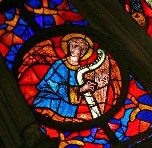 Fenêtre w141 représentant un ange musicien avec une harpe