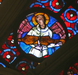 Fenêtre w141 représentant un ange avec un instrument de musique à cordes