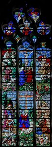 Fenêtre w25 représentant la Crucifixion avec Saint Hubert et Saint Christophe ; en dessous, le donateur Louis de Roncherolles et sa femme Françoise de Halluin avec Saint Louis et Saint François - French School