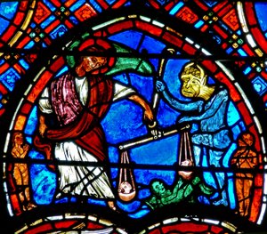 Fenêtre w4 représentant une scène du Jugement Dernier : Saint Michel pesant les âmes