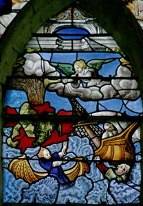Fenêtre w5 représentant une scène du Livre de la Révélation de Saint Jean : une montagne tombe dans la mer ; un tiers est transformé en sang