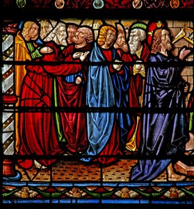 Fenêtre w6 représentant le Christ avec les apôtres alors que Lazare est ressuscité