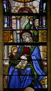 Fenêtre w6 représentant Sainte Anne enseignant la lecture à la Vierge