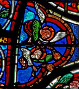 Fenêtre w6 représentant des anges avec des encensoirs
