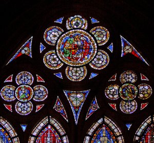Fenêtre w7 représentant les lumières de la rosace avec deux anges et Noli Me Tangere