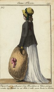 Femme en chapeau de paille et manteau noir