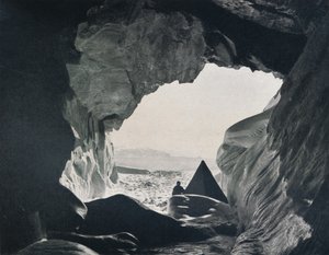 Camp dans la grotte sous Penelope Point, 1912, 1913 - G. Murray Levick
