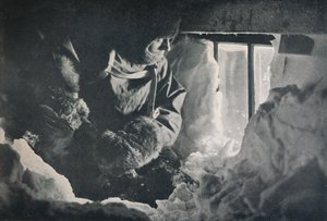 Déblayage de la neige de la fenêtre de la cabane au Cap Adare, c1911, 1913