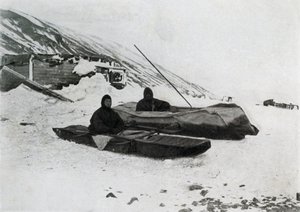 Les deux kayaks à terre, vers 1911, 1913 - G. Murray Levick