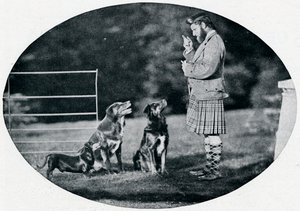 Mr. Francis Clark, le valet de la reine, avec trois de ses chiens préférés