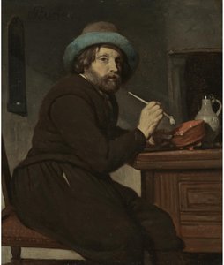 Fumeur assis à une table