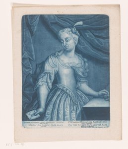 Femme avec une lettre indiquant qu