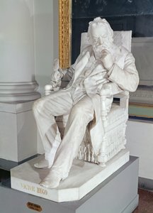 Statue assise de Victor Hugo (1802-85)