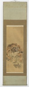 Un tigre accroupi et grondant