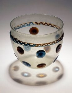 Art gaulois: coupe en verre avec des tablettes colorées