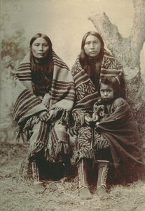 Deux femmes Comanche et un petit enfant