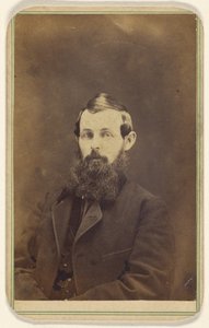 [Homme non identifié avec une barbe complète, assis]