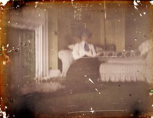 Femme assise sur un canapé, vers 1910