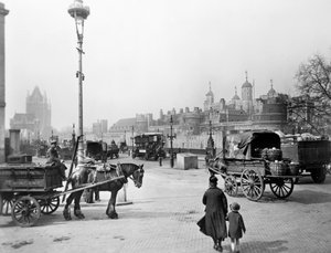 Chariots devant la Tour de Londres, vers 1930