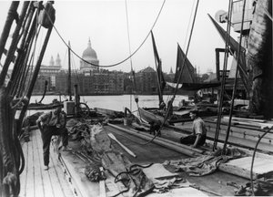 Hommes sur une barge de la Tamise, South Bank, Lambeth, Londres, début du 20ème siècle